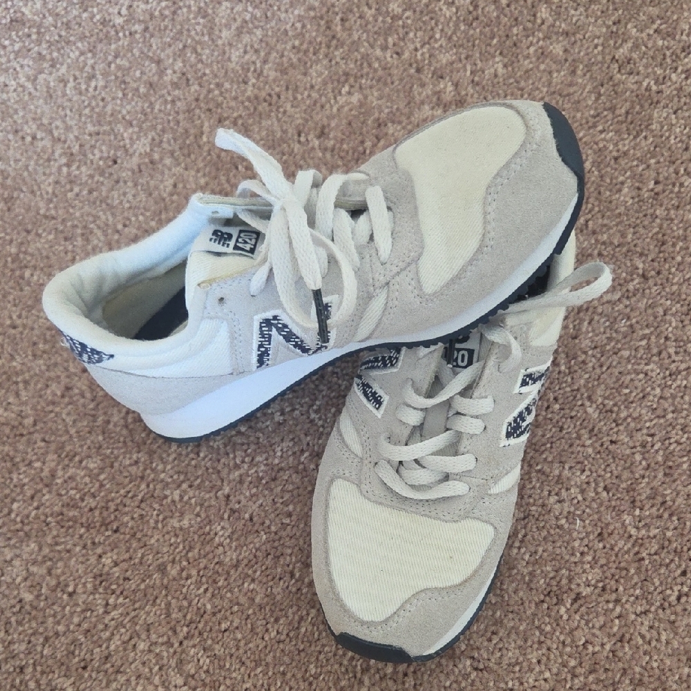 New Balance Women 5.5' Cream and Black Sneakers - Picture 2 of 13